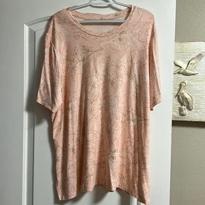 ⭐️Beautiful floral shirt, with white and gold. ⭐️